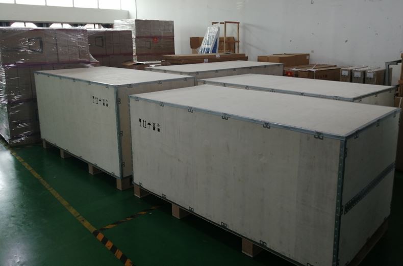 산업용 PC 배치 하나가 배송을 기다리고 있습니다.